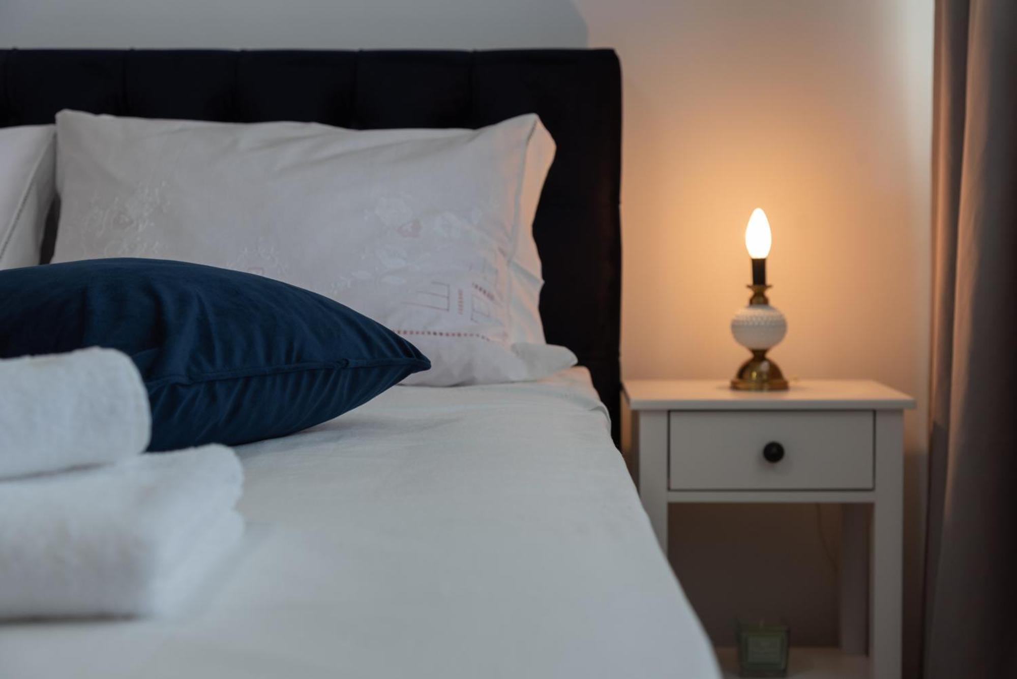 Sunnyrose - Walking Distance From Znjan - Free Public Parking - Huge Balcony Apartamento