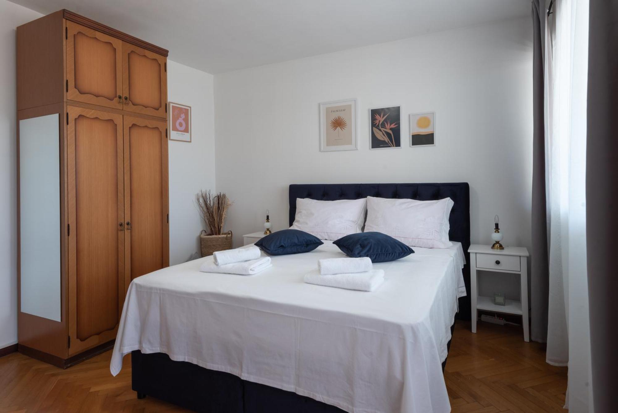Sunnyrose - Walking Distance From Znjan - Free Public Parking - Huge Balcony Apartamento